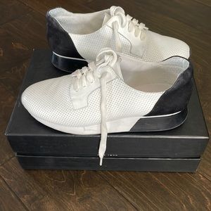 Vince Camuto leather and suede sneakers 🖤🕊